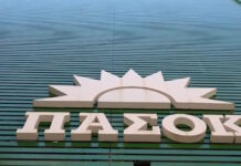 Ανακοίνωση ΠΑΣΟΚ για την επίθεση του Νίκου Παππά σε δημοσιογράφο: «Καταδικάζουμε την τραμπούκικη συμπεριφορά του ευρωβουλευτή»