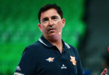 Έξαλλος ο Τσάβι Πασκουάλ αποβλήθηκε από το Μπαρτσελόνα – Μονακό μετά από φάουλ στον Μάικ Τζέιμς