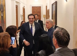 Κυριάκος Πιερρακάκης: Συγχαρητήρια και αγκαλιές για την προεδρία του Eurogroup – Όσα έγιναν πριν μπει στην ολομέλεια της Βουλής