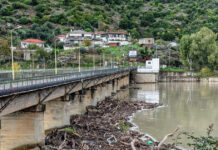 Κακοκαιρία Byron: Υπερχείλισε ο Ενιπέας – Μήνυμα του 112 για απομάκρυνση των κατοίκων της Υπέρειας προς τα Φάρσαλα