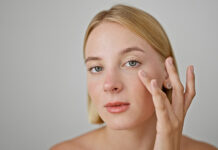 Πώς θα απαλλαγείτε από το πρήξιμο κάτω από τα μάτια