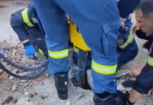 Λευκάδα: 2χρονο παιδί έπεσε σε δεξαμενή με απόβλητα – Η «χειρουργική» επιχείρηση της πυροσβεστικής για τον απεγκλωβισμό του