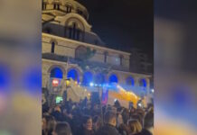 Γαλάτσι: Έστησαν rave πάρτι στα σκαλιά εκκλησίας με DJ και φωτορυθμικά – Δείτε βίντεο