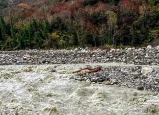 Κακοκαιρία Byron: Διακοπή κυκλοφορίας στο Αλεποχώρι λόγω υπερχείλισης ρέματος