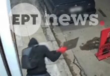 Σεπόλια: Η στιγμή που άγνωστος σπάει βιτρίνα καφετέριας με καπάκι φρεατίου – Κλέβει χρήματα και αναψυκτικά και εξαφανίζεται