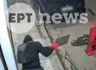 Σεπόλια: Η στιγμή που άγνωστος σπάει βιτρίνα καφετέριας με καπάκι φρεατίου – Κλέβει χρήματα και αναψυκτικά και εξαφανίζεται