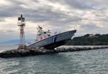 Βόλος: Σκάφος του λιμενικού προσέκρουσε σε βράχια – Ξεκινούν οι διαδικασίες απομάκρυνσής του