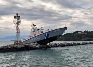Βόλος: Σκάφος του λιμενικού προσέκρουσε σε βράχια – Ξεκινούν οι διαδικασίες απομάκρυνσής του
