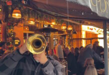 Η βροχή «πάγωσε» τη γιορτινή Θεσσαλονίκη – Παραμονή Χριστουγέννων με ομπρέλες σε Λαδάδικα και Τσιμισκή