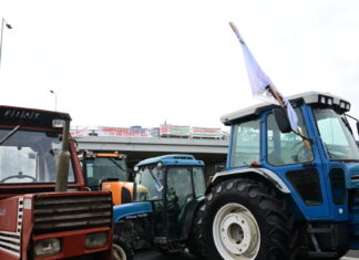 Συναγερμός στην κυβέρνηση για τα μπλόκα των αγροτών: Το κάλεσμα Μητσοτάκη σε διάλογο και οι αιχμηρές παρεμβάσεις Καραμανλή και Σαμαρά