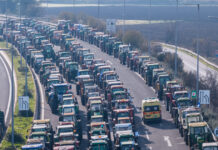 «Γολγοθάς» η έξοδος των εκδρομέων: Οι αγρότες βάζουν στην άκρη τα τρακτέρ, «αναβρασμός» στην τροχαία – Χάρτες «επιβίωσης» για όλη την Ελλάδα