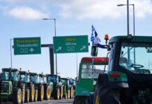 Ανυποχώρητοι οι αγρότες ετοιμάζονται για Πρωτοχρονιά στους δρόμους: Έκλεισαν τον παρακαμπτήριο στο μπλόκο Νίκαιας, την Ιόνια Οδό και την Λάρισας – Βόλου