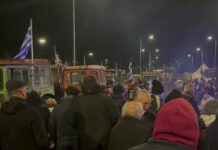 Οι αγρότες κάνουν ρεβεγιόν στα μπλόκα: Πρωτοχρονιά με σούβλες, ζεστό κρασί και ζωντανή μουσική – Εντυπωσιακές εικόνες από τη Νίκαια