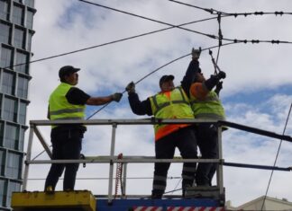 Τρόλεϊ: Ξεκίνησε το ξήλωμα του δικτύου στον Πειραιά – Με ηλεκτρικά λεωφορεία από αύριο οι γραμμές 17 και 20