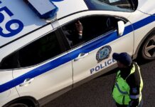 Εξάρχεια: Αστυνομικοί μοίρασαν φυλλάδια για τις απάτες εναντίον των ηλικιωμένων