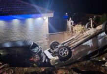 Αδιανόητο τροχαίο στο Αγρίνιο: Αυτοκίνητο τούμπαρε και προσγειώθηκε σε αυλή σπιτιού