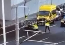 Οδηγός μηχανής παρέσυρε τροχονόμο στην Αττική Οδό κατά τη διάρκεια ελέγχου – Δείτε βίντεο