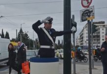 Το «βαρέλι» επέστρεψε στο Σύνταγμα: 90 χρόνια από το πρώτο δώρο στον Τροχονόμο – Πώς καθιερώθηκε το έθιμο