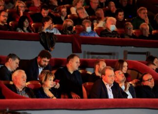 Ο Αλέξης Τσίπρας «την είπε» στον εξώστη – Φάμελλος και Χαρίτσης άκουσαν σε ζωντανή μετάδοση ότι «τελείωσαν»