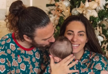 Ευρυδίκη Βαλαβάνη: Πόζαρε με την οικογένειά της δίπλα στο χριστουγεννιάτικο δέντρο και μοίρασε ευχές