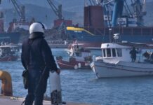 Βόλος: Αποχώρησαν τα τρακτέρ των αγροτών από το λιμάνι – Παραμένουν οι κλούβες της αστυνομίας