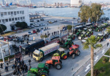 Αποκλεισμένο το λιμάνι του Βόλου από στεριά και θάλασσα – Απόβαση αγροτών με τρακτέρ και ψαράδων με καϊκια – Έκλεισαν την υψηλή γέφυρα στη Χαλκίδα