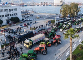 Αποκλεισμένο το λιμάνι του Βόλου από στεριά και θάλασσα – Απόβαση αγροτών με τρακτέρ και ψαράδων με καϊκια – Έκλεισαν την υψηλή γέφυρα στη Χαλκίδα