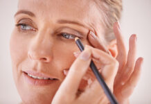 Ο απόλυτος οδηγός μακιγιάζ των γιορτών για ώριμες επιδερμίδες