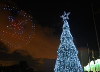 Ο Νίκος Δένδιας στη φωταγώγηση του χριστουγεννιάτικου δέντρου στο στρατόπεδο «Παπάγου»: «Εμπεριέχει βαθύτατο χριστιανικό συμβολισμό»