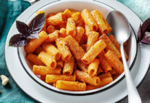 Ζυμαρικά με σάλτσα κόκκινης πιπεριάς