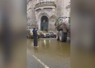 Αγροτικά μπλόκα και στη Γαλλία – Φωτιές και διαμαρτυρίες