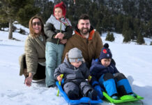 Πανταζή- Τσάκαλος: Με τρία νήπια στο χιονοδρομικό! Ατρόμητοι