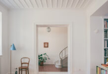 Ένα ανακαινισμένο νεοκλασικό στην Πλάκα είναι η επιτομή του μινιμαλισμού και του «παντρέματος» παλιού και νέου