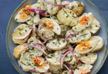 Ελαφριά και χορταστική: πατατοσαλάτα που ταιριάζει σε κάθε ώρα