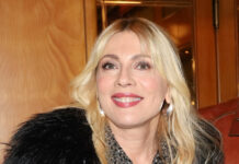 Σμαράγδα Καρύδη: Αφήνει πίσω της το παρελθόν και εύχεται… παγκόσμια ειρήνη