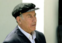 Blast from the past: Όταν ο Θανάσης Βέγγος έκοβε βασιλόπιτα στα γυρίσματα του Παπατρέχα, στην είσοδο πολυκατοικίας στο Παγκράτι