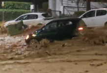 Πάνος Καλίδης: Ποτάμι ο δρόμος στην Άνω Γλυφάδα σήκωσε αυτοκίνητα και κάδους μπροστά από το σπίτι του