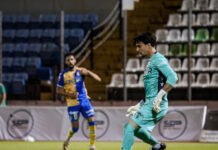 Ο Σπύρος Αγγελίδης τραυματίστηκε και έφυγε με φορείο και κλαίγοντας από το ΟΦΗ – Αστέρας Τρίπολης, φόβοι για σοβαρή «ζημιά»