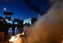 Ένταση στο μπλόκο των αγροτών στη Θήβα – Έχουν βάλει φωτιά σε δέματα από άχυρο