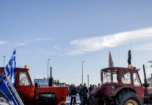 Αγρότες: Τα μέτρα Μητσοτάκη και το plan B – «Κόκκινο» πανί τα μπλόκα και στο βάθος «δάκτυλος» ΚΚΕ