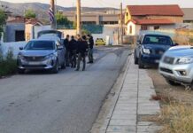 Ασπρόπυργος: Επιχείρηση του ελληνικού FBI σε Νέα Ζωή και Νεόκτιστα μετά τον τραυματισμό αστυνομικό σε επίθεση με πέτρες