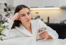 Αρκετά με το doomscrolling: Μας φορτώνει με στρες, θλίψη και απαισιοδοξία