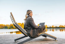 Workation: Ωφελεί πραγματικά τον εργαζόμενο;