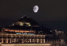 Σύνταγμα: Η συγκινητική στιγμή που τα drones ζωγράφισαν το πρόσωπο του Διονύση Σαββόπουλου