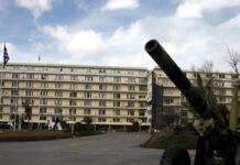 Πηγές ΥΠΕΘΑ διαψεύδουν τα δημοσιεύματα για πώληση του κτιρίου του Πολεμικού Ναυτικού στην Πλατεία Κλαυθμώνος
