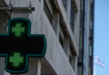 Κυψέλη: «Ήταν χάλια και αιμορραγούσε» λέει ο πατέρας της 16χρονης που τραυματίστηκε από «σταυρό» φαρμακείου