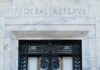 FED: Διατήρησε αμετάβλητα τα επιτόκια στο 3,5% – 3,75% ύστερα από τρεις διαδοχικές μειώσεις