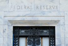 FED: Διατήρησε αμετάβλητα τα επιτόκια στο 3,5% – 3,75% ύστερα από τρεις διαδοχικές μειώσεις