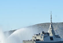 «Κίμων»: Η στιγμή που πλοία σχηματίζουν «υδάτινη αψίδα» γύρω από την φρεγάτα