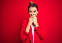 Γέλιο την πιο ακατάλληλη στιγμή; Η επιστήμη δίνει τη λύση